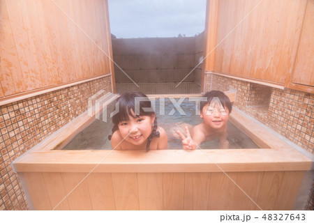温泉に入る子供 48327643