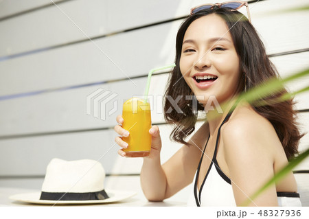 女性　旅行 48327936