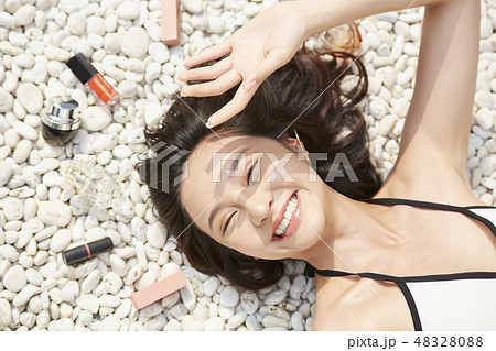 女性　夏　ビューティー 48328088