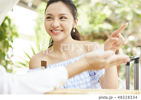 女性　旅行 48328334