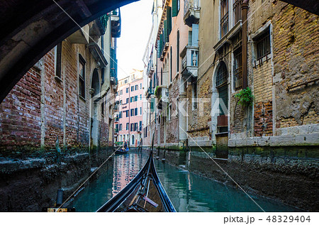 ヴェネツィアにて　ゴンドラ遊覧 48329404