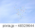 空飛ぶハートのバルーン 48329644