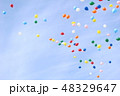 空を飛んでいく風船 48329647