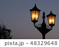 夕暮れの街頭 48329648