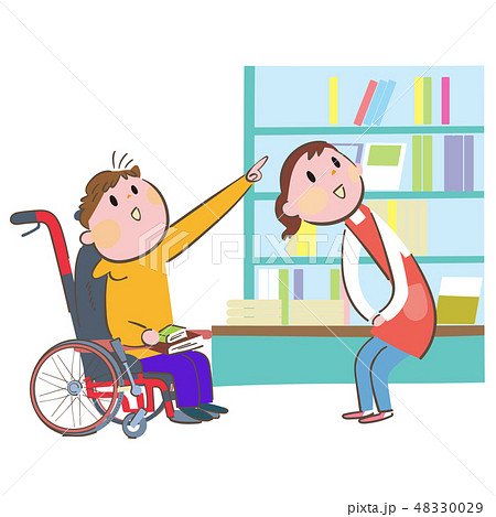 高い書棚にある本を指さす車椅子に乗った男性と応対する女性店員または図書館職員 48330029