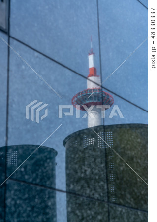 京都市下京区JR京都駅前の京都タワーを撮影したもの 京都市下京区JR京都駅前の京都タワーを撮影したもの 48330337