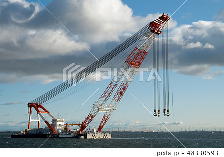 四日市沖で待機するクレーン船 48330593