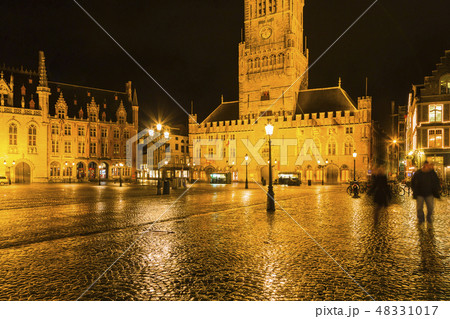 ベルギー　ブルッヘ　マルクト広場の鐘楼 48331017