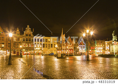 ベルギー　ブルッヘ　夜のマルクト広場 48331019