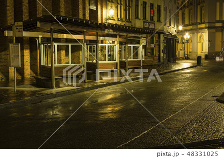 ベルギー ブルッヘ 夜の路地とバス停 ベルギー ブルッヘ 夜の路地とバス停 48331025