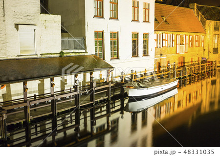 ベルギー　ブルッヘの運河 48331035