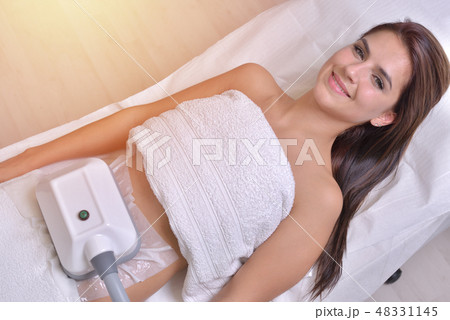 Beautiful woman getting cryolipolyse treatment 48331145