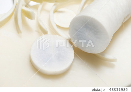 切ったら中が青い 青あざ症の大根 切ったら中が青い 青あざ症の大根 48331986