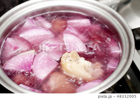 紅しぐれ大根と豚足の煮物 48332005