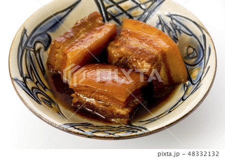 沖縄の郷土料理　ラフテー（豚肉の角煮） 48332132