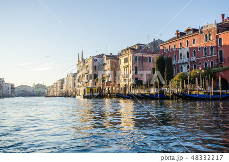ヴェネツィア カナル・グランデにてゴンドラ遊覧からの市街地の景色 ヴェネツィア カナル・グランデにてゴンドラ遊覧からの市街地の景色 48332217
