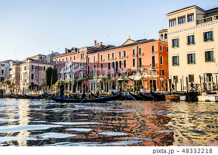 ヴェネツィア カナル・グランデにてゴンドラ遊覧からの市街地の景色 ヴェネツィア カナル・グランデにてゴンドラ遊覧からの市街地の景色 48332218