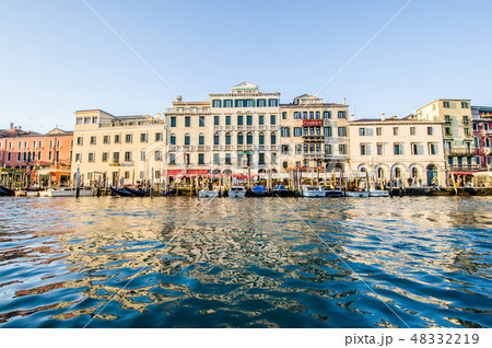 ヴェネツィア カナル・グランデにてゴンドラ遊覧からの市街地の景色 ヴェネツィア カナル・グランデにてゴンドラ遊覧からの市街地の景色 48332219