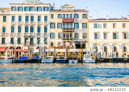 ヴェネツィア　カナル・グランデにてゴンドラ遊覧からの市街地の景色 48332220