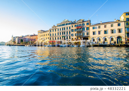 ヴェネツィア カナル・グランデにてゴンドラ遊覧からの市街地の景色 ヴェネツィア カナル・グランデにてゴンドラ遊覧からの市街地の景色 48332221