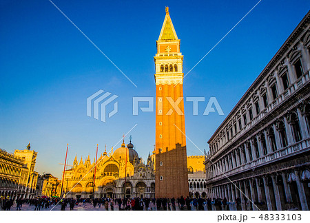 ヴェネツィア サン・マルコ広場の夕陽に輝く鐘楼 ヴェネツィア サン・マルコ広場の夕陽に輝く鐘楼 48333103