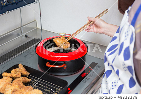 とんかつを揚げる女性の手元 とんかつを揚げる女性の手元 48333378