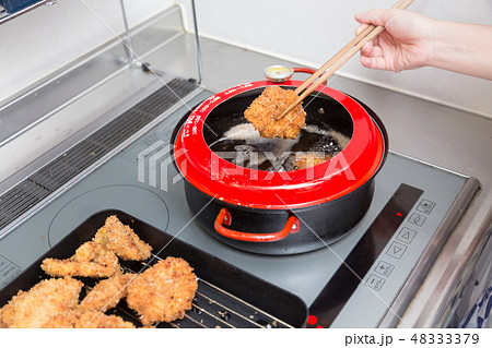とんかつを揚げる女性の手元 48333379