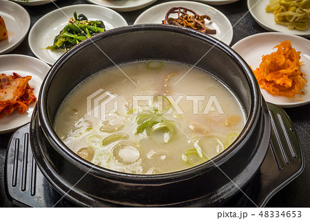 ソルロンタン　韓国のスープ　Korean white soup Seolleongtang 48334653