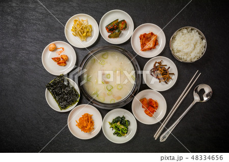ソルロンタン　韓国のスープ　Korean white soup Seolleongtang 48334656