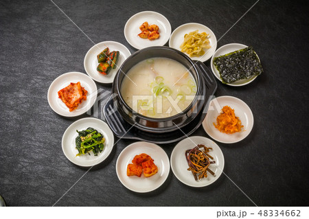 ソルロンタン　韓国のスープ　Korean white soup Seolleongtang 48334662
