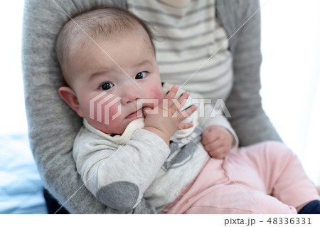 抱っこされる赤ちゃん 48336331
