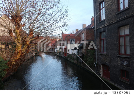 ヨーロッパの川沿いの街並み 48337065