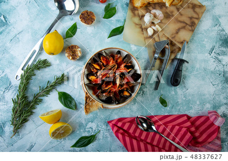 Mussels in Plate served with tomatos, toast and lemon 48337627