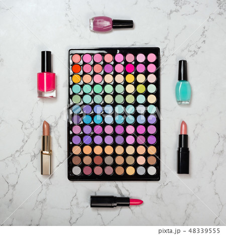 Flat lay of makeup eyeshadow palette with decorative cosmetics on marble texture 48339555