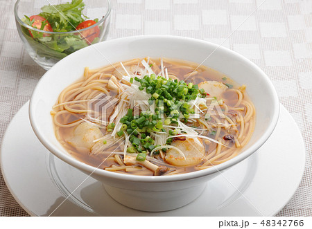 きのこの和風スープパスタ とミニサラダ 48342766