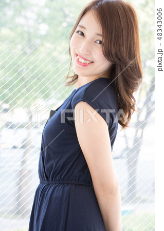 夏服の女性 48343006