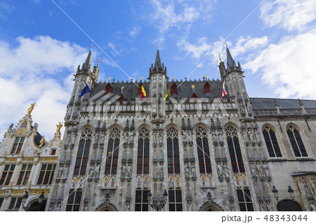 ベルギー　ブルッヘのブルグ広場の市庁舎 48343044