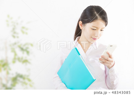 ビジネスウーマン　スマホ 48343085