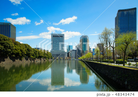 桜田門より若葉と新緑の東京ミッドタウン日比谷方面を望む 48343474
