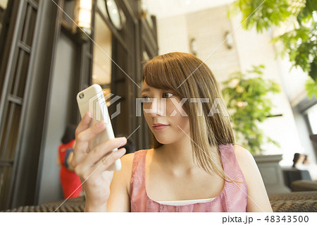 スマホを見る女性 48343500