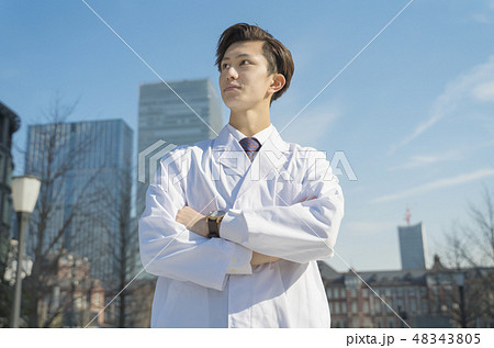 白衣の男性 医療従事者 白衣の男性 医療従事者 48343805