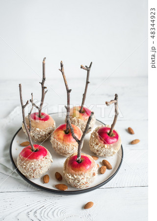 Caramel Apples with Almonds 48344923