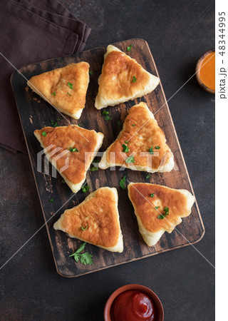 Vegetarian samosas pies 48344995