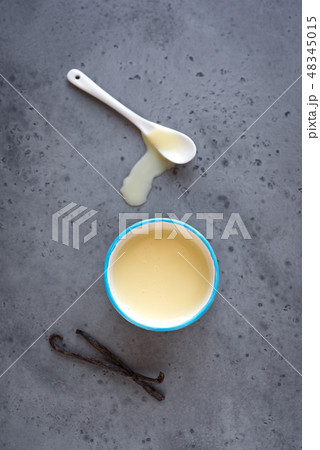 Vanilla sauce or condensed milk Vanilla sauce or condensed milk 48345015