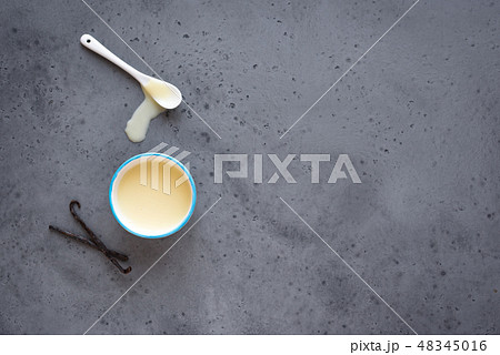 Vanilla sauce or condensed milk 48345016