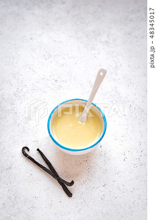 Vanilla sauce or condensed milk 48345017