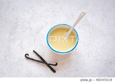 Vanilla sauce or condensed milk Vanilla sauce or condensed milk 48345019