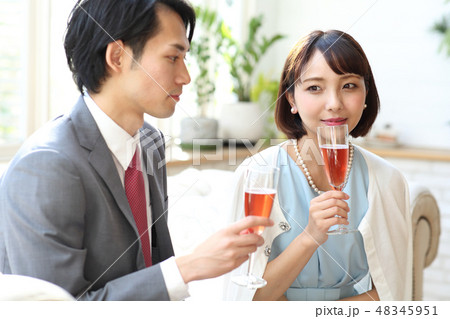 ドレスアップした男女 48345951