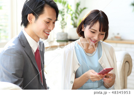 ドレスアップした男女 48345953