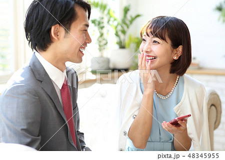 ドレスアップした男女 ドレスアップした男女 48345955